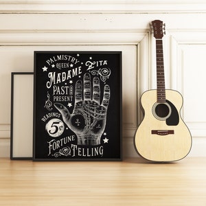 Puede incluir: P&oacute;ster vintage en blanco y negro con una mano y el texto "Palmistry Queen Madame Past Present Readings 5c Fortune Telling".