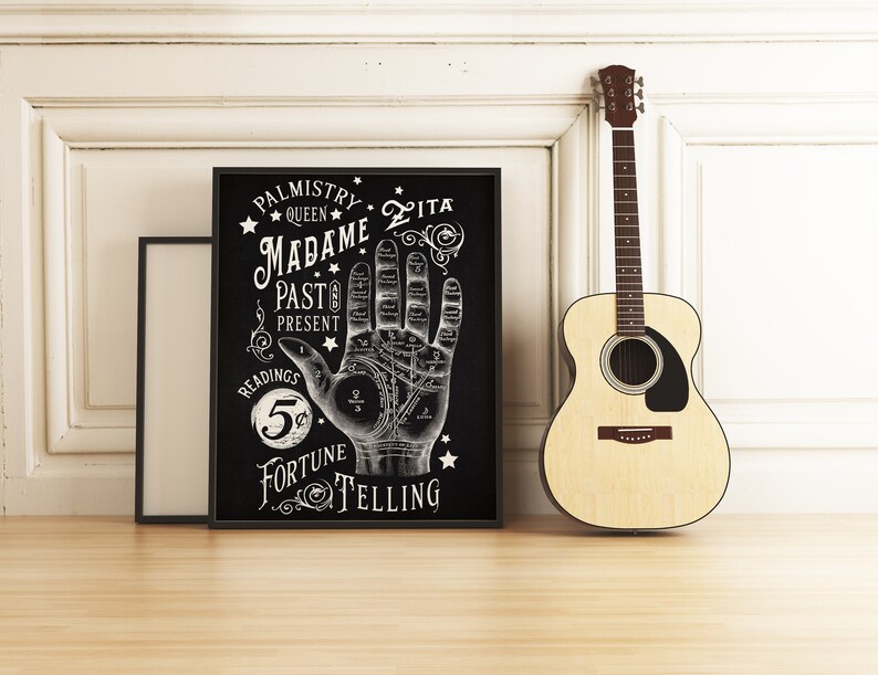 Puede incluir: P&oacute;ster vintage en blanco y negro con una mano y el texto "Palmistry Queen Madame Past Present Readings 5c Fortune Telling".