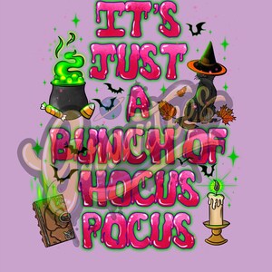 Puede incluir: Gr&aacute;fico rosa y verde con el texto "It's Just A Bunch Of Hocus Pocus" con un gato negro, un caldero, un libro y una vela.