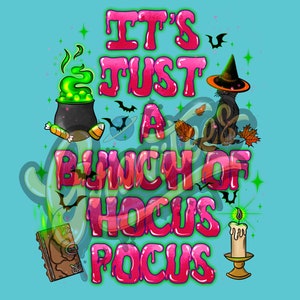 Puede incluir: Un dise&ntilde;o gr&aacute;fico rosa y verde con el texto "It's Just A Bunch Of Hocus Pocus". El dise&ntilde;o incluye un caldero, un gato negro, una vela y un libro.