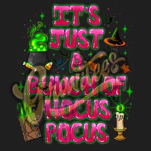 Puede incluir: Un dise&ntilde;o gr&aacute;fico rosa y verde con el texto "It's Just A Bunch Of Hocus Pocus". El dise&ntilde;o presenta un sombrero de bruja, un caldero, una vela y otras im&aacute;genes de tem&aacute;tica de Halloween.