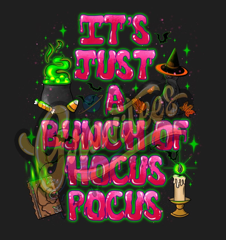 Puede incluir: Un dise&ntilde;o gr&aacute;fico rosa y verde con el texto "It's Just A Bunch Of Hocus Pocus". El dise&ntilde;o presenta un sombrero de bruja, un caldero, una vela y otras im&aacute;genes de tem&aacute;tica de Halloween.