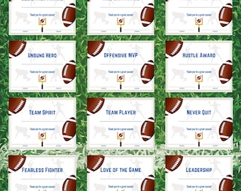 Puede incluir: Doce certificados de premio de fútbol imprimibles con un fondo de césped verde. Cada certificado presenta un gráfico de fútbol y el texto "¡Gracias por una gran temporada!"