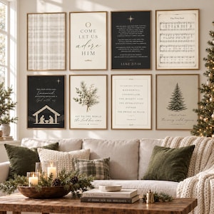 Könnte beinhalten: Ein Set aus acht gerahmten Wandbildern mit weihnachtlichen Motiven, darunter Notenblätter für The First Noel, Bibelverse aus Lukas 2,7-14 und Jesaja 9,6, eine Krippenszene, eine Kiefernzweig-Illustration und ein Tannenbaum.