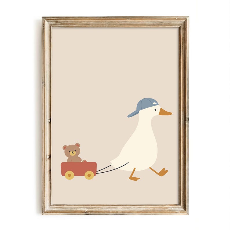 Pode incluir: Uma impress&atilde;o emoldurada com uma ilustra&ccedil;&atilde;o de um pato branco com bon&eacute; azul, puxando uma carro&ccedil;a vermelha com um ursinho de pel&uacute;cia. A obra de arte tem um fundo neutro e uma moldura de madeira r&uacute;stica.