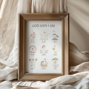Pode incluir: Impressão emoldurada em madeira com o texto "GOD SAYS I AM" acima de ilustrações de gansos, cada um representando uma afirmação positiva como "Amado", "Abençoado" e "Corajoso". A obra de arte apresenta cores suaves e um estilo fantasioso.