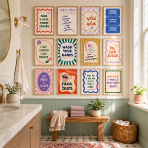 Op de afbeelding: Een galerijmuur met twaalf ingelijste kunstprints met badkamerthema, voorzien van kleurrijke typografie en illustraties, waaronder teksten zoals Take a seat, sweet cheeks, Guest Check, Splash splash, Shower Karaoke en I would poop here again.