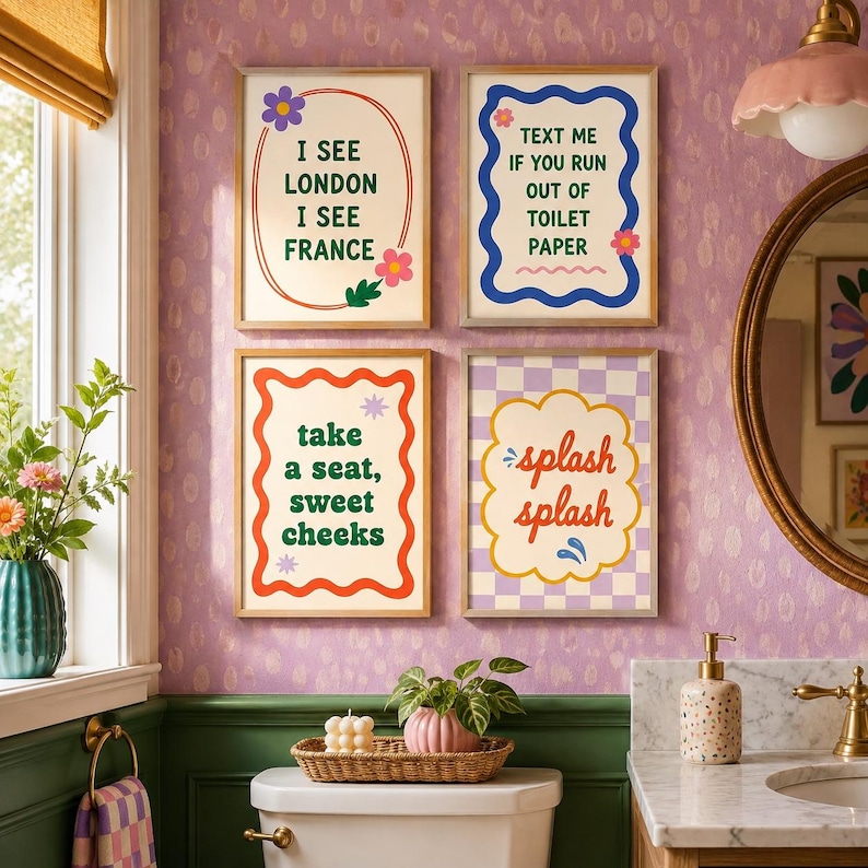 Op de afbeelding: Vier ingelijste wandkunstprints met cr&egrave;mekleurige achtergronden en kleurrijke randen. De prints bevatten de tekst: I SEE LONDON I SEE FRANCE, TEXT ME IF YOU RUN OUT OF TOILET PAPER, take a seat, sweet cheeks en splash splash met bloemaccenten.