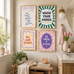 Op de afbeelding: Vier rechthoekige wandposters in een badkamer. Links boven een gastenbon met de tekst What happens in the bathroom stays in the bathroom. Rechts boven groene zonnestralen met de tekst WASH YOUR HANDS. Links onder een golvende rand en de tekst You Look SO GOOD. Rechts onder een roze dambordpatroon met een paars ovaal en de tekst SO FRESH & SO CLEAN.