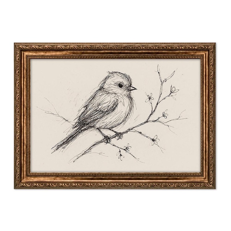 Op de afbeelding: Een zwart-witte inkttekening van een kleine vogel die op een tak zit met delicate bloesems. De vogel kijkt naar rechts en heeft een rond lichaam en een lange staart. De tekening is ingelijst in een gouden lijst.