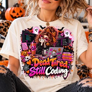 Camiseta de Halloween con diseño de Vibe Coding (PNG), estilo glamuroso y espeluznante, programador, ingeniero de software de IA, programación de IA, regalo para desarrolladores, imágenes prediseñadas para programadores.