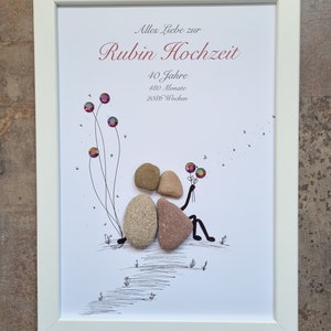 Könnte beinhalten: Ein weiß gerahmtes Bild mit einer handgezeichneten Illustration von zwei Personen, die Ballons halten. Der Text "Alles Liebe zur Rubin Hochzeit 40 Jahre 480 Monate 2086 Wochen" ist in rosa auf weißem Hintergrund geschrieben.