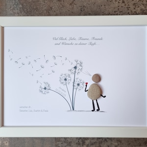 Puede incluir: Una imagen enmarcada en blanco con un dibujo de diente de león y una figura de piedra que sostiene un corazón rojo. El texto dice "Viel Glück, Liebe, Träume, Freunde und Wünsche zu deiner Taufe..." y "Arna 12.02.2023".