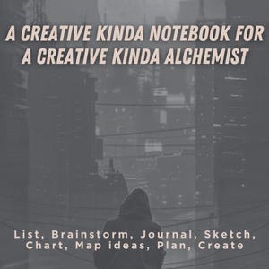 Puede incluir: Una portada de cuaderno con el texto "A CREATIVE KINDA NOTEBOOK FOR A CREATIVE KINDA ALCHEMIST." Debajo, las palabras "List, Brainstorm, Journal, Sketch, Chart, Map ideas, Plan, Create." El fondo es un paisaje urbano en escala de grises.