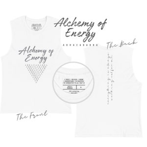 Puede incluir: Camiseta sin mangas blanca con el texto "Alchemy of Energy" y "Abracadabra" impreso en la parte delantera. La parte trasera de la camiseta tiene el texto "Everything is always working out for me".