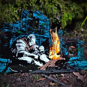 Może przedstawiać: Stylizowana ilustracja rycerza odpoczywającego przy ognisku w zrujnowanej strukturze. Rycerz ubrany jest w białą zbroję z czerwoną chustą, na tle niebiesko-czarnym. Ognisko ma pomarańczowe i żółte płomienie.