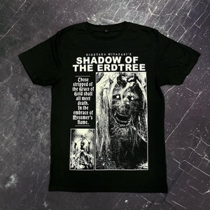 Könnte beinhalten: Schwarzes T-Shirt mit einem weißen Grafikdruck eines Wesens mit einem großen Maul und dem Text "HIDETAKA MIYAZAKI'S SHADOW OF THE ERDTREE Chose stripped of the Grace of Gold shall all meet death. In the embrace of Messmer's flame."