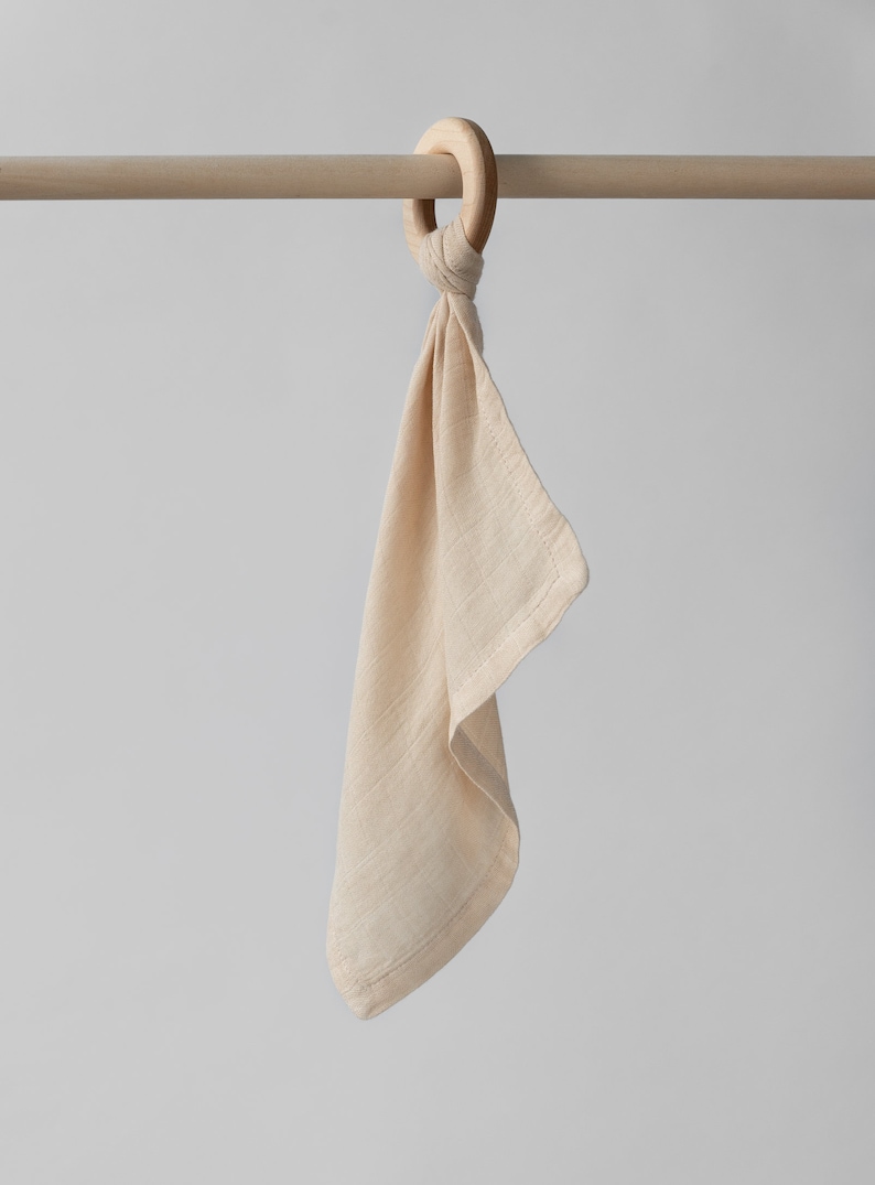 Baby MUSLIN WOODEN RATTLE Wooden toy with an organic cotton and bambou double gauze lovey attached Latte / Café au lait