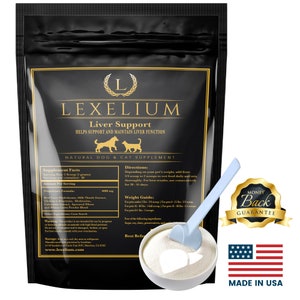 Könnte beinhalten: Ein schwarzer Beutel Lexelium Liver Support, ein natürliches Nahrungsergänzungsmittel für Hunde und Katzen, mit einer Schaufel und einem Geld-zurück-Garantie-Etikett. Der Beutel zeigt eine Grafik mit einem Hund und einer Katze und den Text "Unterstützt und erhält die Leberfunktion". Hergestellt in den USA.
