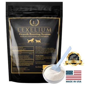 Puede incluir: Una bolsa negra de polvo de suplemento Lexelium Growth Boosting System para perros y gatos. La bolsa tiene una etiqueta dorada con una imagen de un perro y un gato. La etiqueta dice "Helping pets achieve optimal size & performance". La bolsa también incluye una cuchara y un sello de garantía de devolución de dinero.
