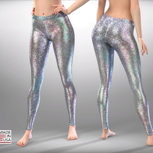 Peut inclure: Leggings argentées avec une finition chatoyante iridescente. Les leggings sont moulants et ont une taille haute.