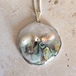 Silver & Abalone &quot;Mini Shells&quot; Gewellter runder Halsketten-Anhänger mit echten Muscheln * Handgemacht in Bristol, UK *