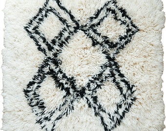 Beni Mini White Shag Rug with Black Diamond Pattern
