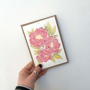 Carte de voeux de graines de fleurs sauvages à planter de pivoine - Fleur printanière Lino print Art de pivoines alternative unique, durable, cadeau respectueux de l'environnement