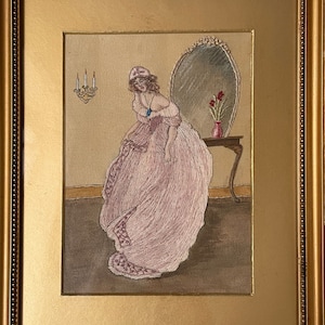 Puede incluir: Una obra de arte bordada enmarcada que representa a una mujer con un vestido rosa de pie frente a un tocador con un espejo y flores. La obra de arte est&aacute; sobre un fondo marr&oacute;n claro.