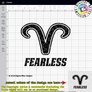 Puede incluir: Diseño gráfico en blanco y negro de un símbolo del zodíaco Aries con la palabra "FEARLESS" debajo. El diseño está sobre un fondo de cuadrícula blanca.