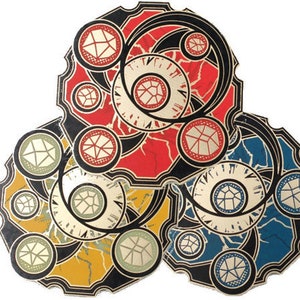 Puede incluir: Tres diseños circulares entrelazados con un contorno negro y un fondo blanco. Cada círculo presenta un color diferente: rojo, amarillo y azul. Cada círculo tiene un patrón repetitivo de una forma de diamante blanco con un contorno negro.