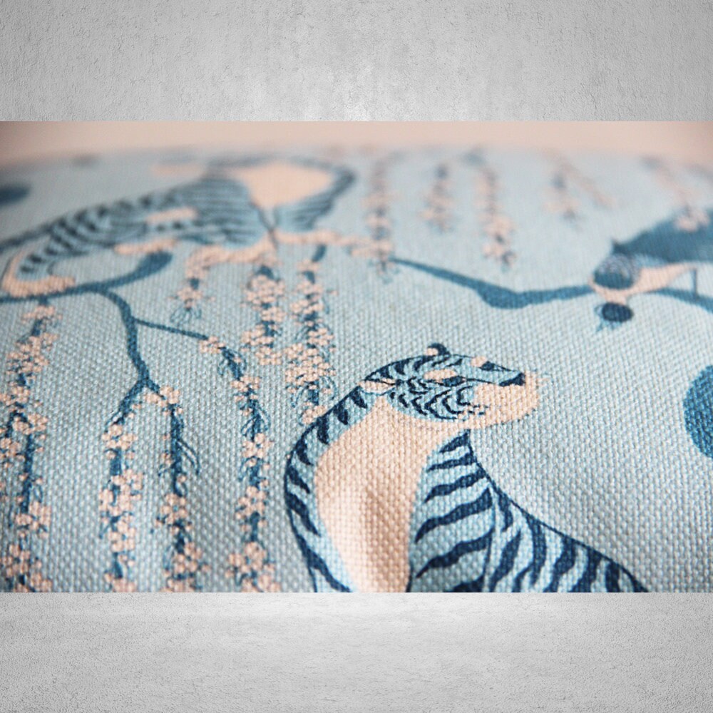 虎と孔雀のライトブルーのクッションカバー - 鳥の装飾的なエレガント