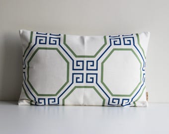 Housse de coussin bleu marine et vert Greek Key : housse de coussin géométrique chinoiserie