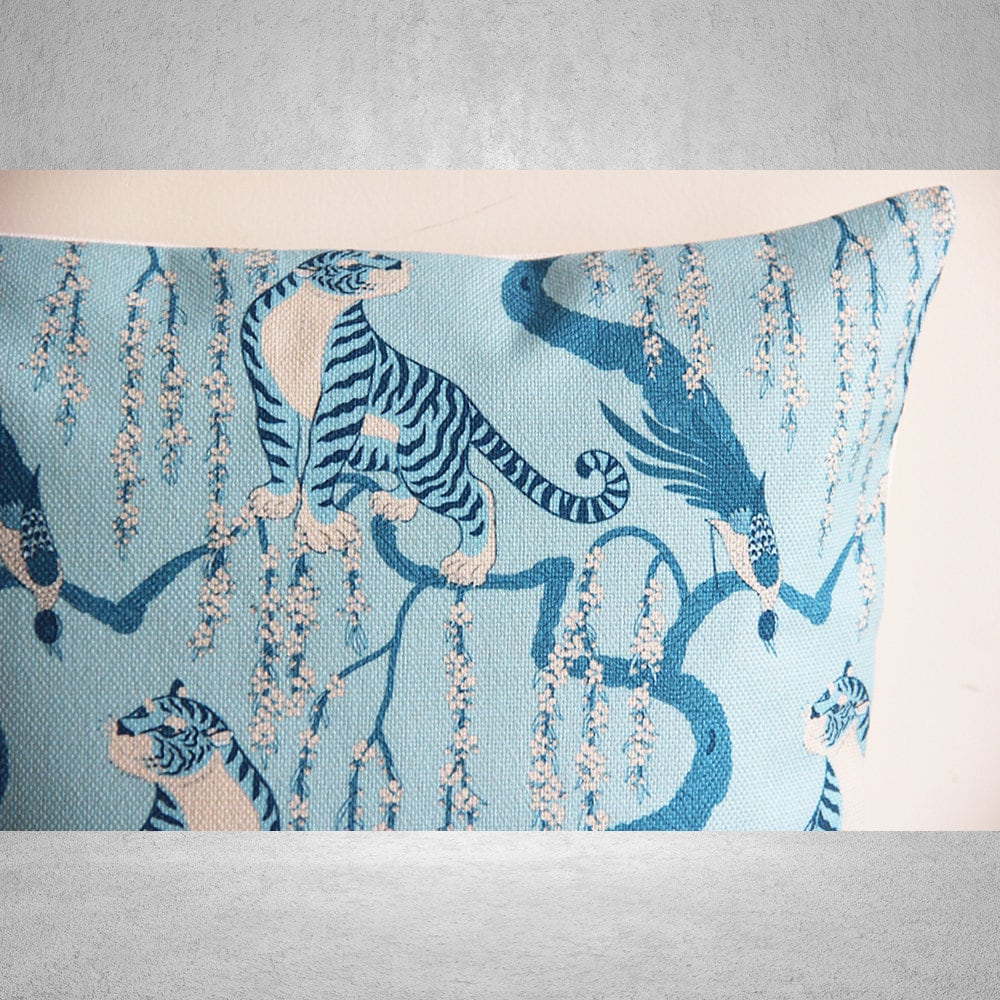 虎と孔雀のライトブルーのクッションカバー - 鳥の装飾的なエレガント