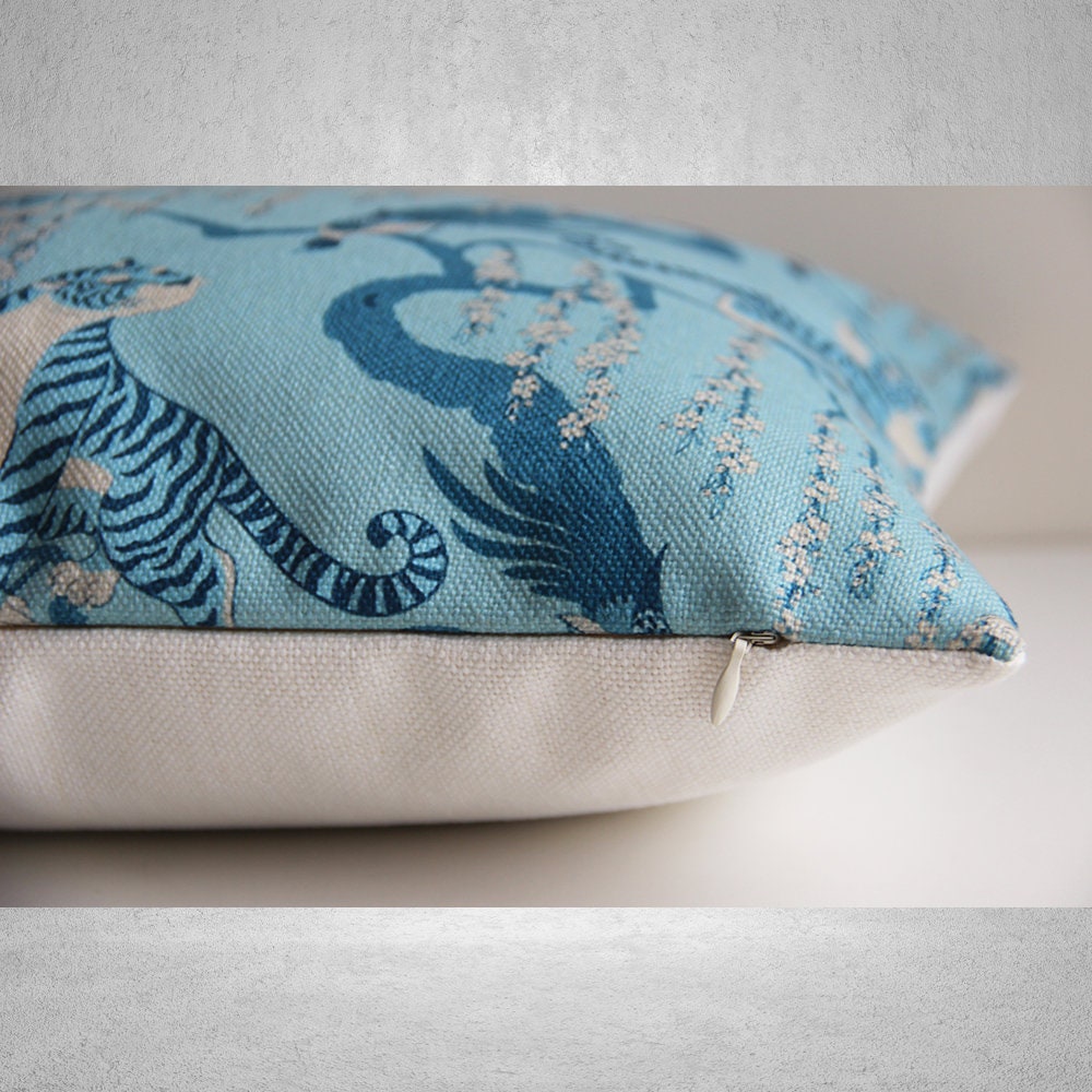 虎と孔雀のライトブルーのクッションカバー - 鳥の装飾的なエレガント