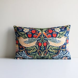 Funda de almohada lumbar "Ladrón de Fresas" - Art Nouveau, clásica, William Morris, 50 x 30 cm (12" x 20"), tamaños personalizados.