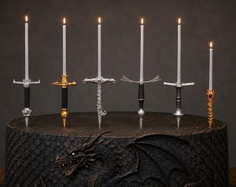 Décoration de gâteau d'anniversaire avec bougeoir et bougie d'anniversaire inspirés de Game of Thrones, en forme d'épée fantastique.