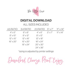Op de afbeelding: Een witte digitale download print met een roze aquarel hart logo. De tekst bevat "DIGITALE DOWNLOAD" en beeldverhoudingen zoals 4:5, 3:4 en 2:3, met bijbehorende inch maten. De onderkant luidt "Download. Choose. Print. Enjoy."