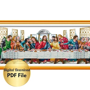 Può includere: Un ricamo a punto croce incorniciato raffigurante l'Ultima Cena, con figure attorno a una lunga tavola. L'opera d'arte è in una cornice dorata e include il testo "Digital Download PDF File" su un cerchio dorato.