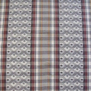 Könnte beinhalten: Ein weißer Stoff mit einem karierten Muster in Braun-, Rot- und Beigetönen. Der Stoff hat ein subtiles Rautenmuster, das in den weißen Hintergrund eingewebt ist.