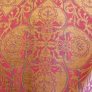 Tela para tapicería y cortinas Lee Jofa English Gleneagle Damask Chenille en color granate, rosa y rojo