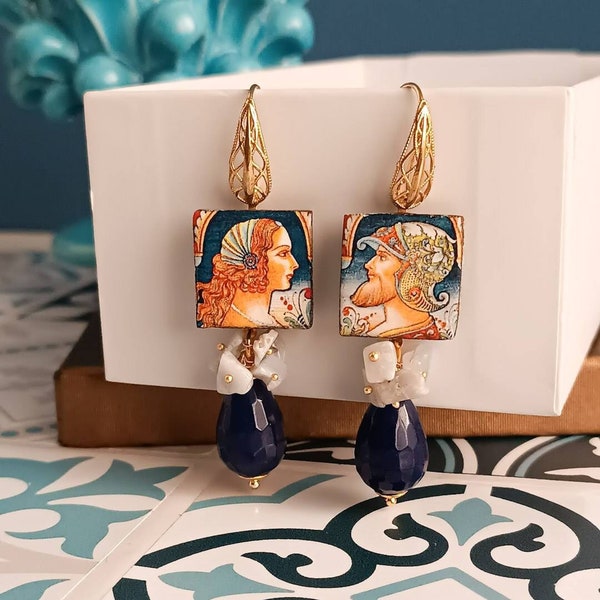 Boucles d'oreilles siciliennes avec carreaux de céramique de Caltagirone et agate bleue