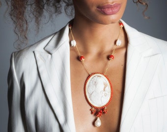 Dekolleté-Halskette mit roten Steinen, weißen Rosen und sardonischer Muschelkamee von Torre del Greco