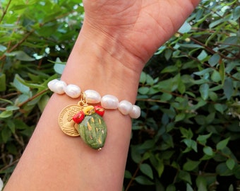 Bracelet de perles baroques avec pendentif en céramique de Caltagirone en forme de cactus et pièce de monnaie en laiton