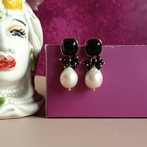Boucles d'oreilles pendantes avec Perles baroques et Oeil de Chat noir image 1