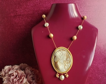 Collier décolleté chaîne avec pierres roses, perles plates et camée coquillage sardonique par Torre del Greco