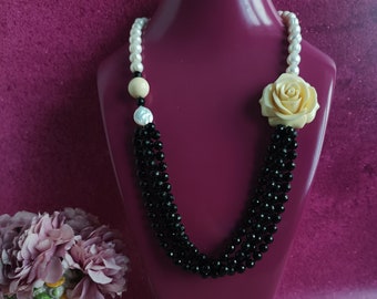 Collier multirangs avec perles d'eau douce, onyx et rose blanche