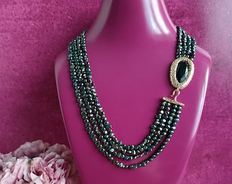 Collier à quatre rangs avec perles noires et fermoir bijou