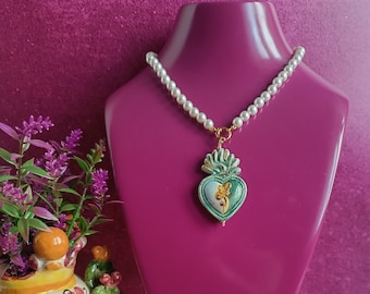 Collana di Perle di Majorca bianche con Cuore Sacro in Ceramica di Caltagirone