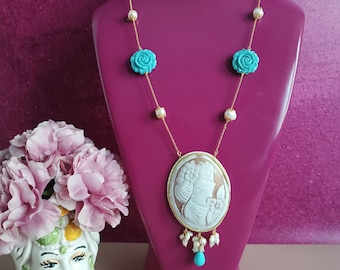 Collier décolleté en chaîne avec perles d'eau douce, roses turquoise et camée coquillage sardonique par Torre del Greco